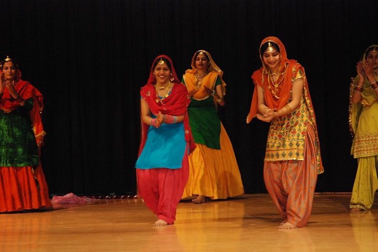 giddha dance troupe