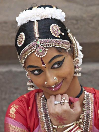 Traditional Bharatanatyam makeup with bold eye design and bindi for classical dance