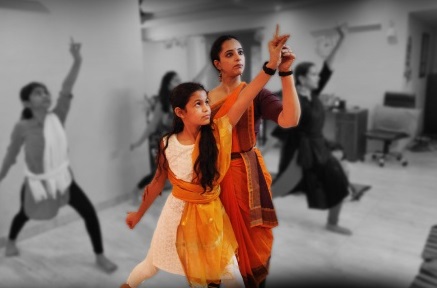 Online Bharatanatyam classes showing traditional learning methods