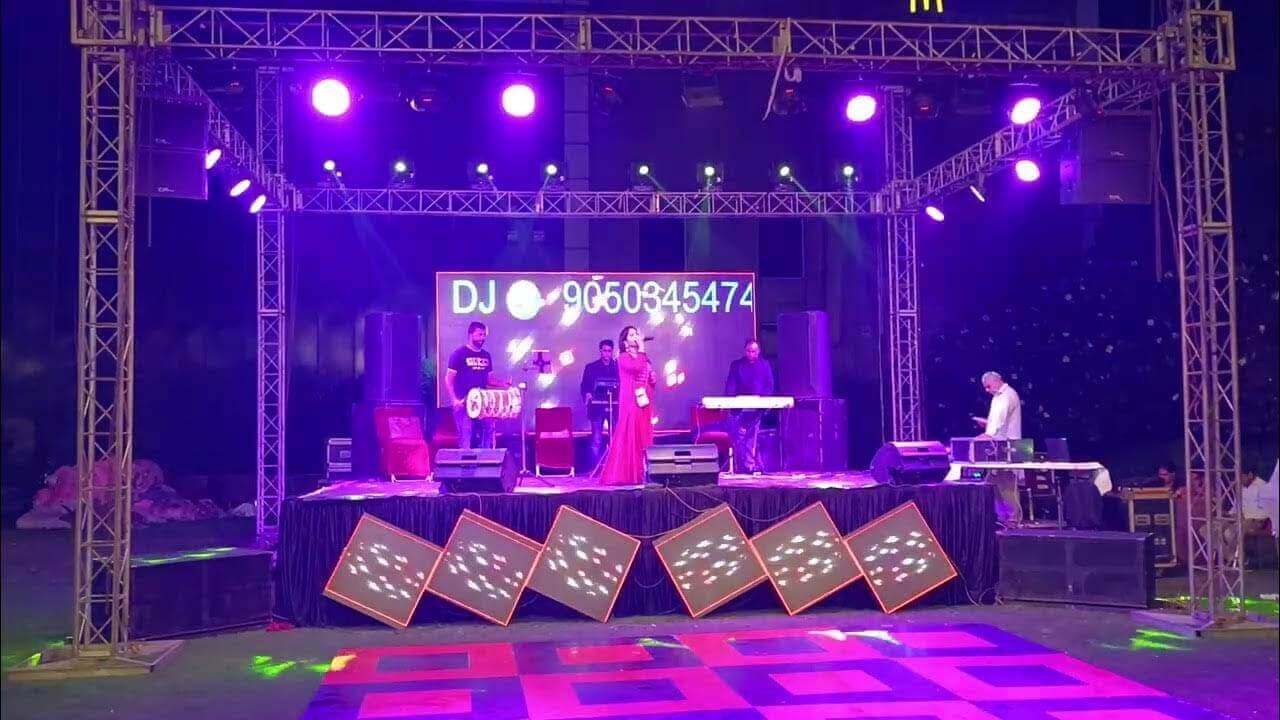 Punjabi singer with dhol at Delhi wedding