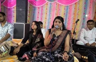 Bagheli Lokgeet folk singer performing