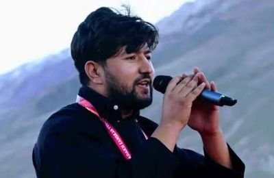 Balti Lokgeet folk singer performing