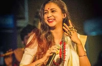 Bengali Lokgeet folk singer performing