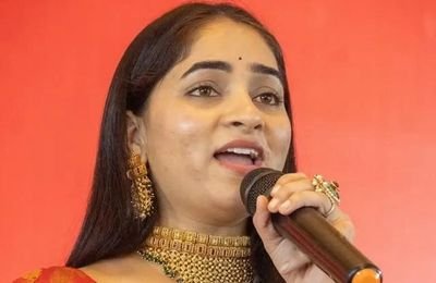 Bundeli Lokgeet folk singer performing