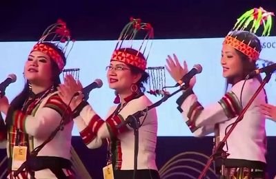 Darlong Lokgeet folk singer performing