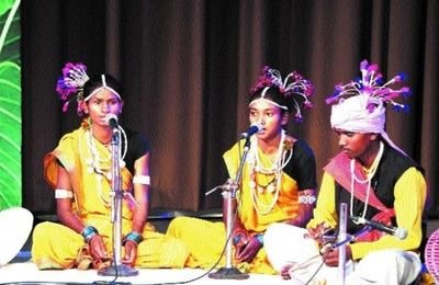 Gondi Lokgeet folk singer performing