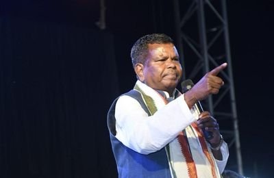 Halbi Lokgeet folk singer performing