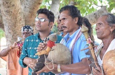 Juang Lokgeet folk singer performing