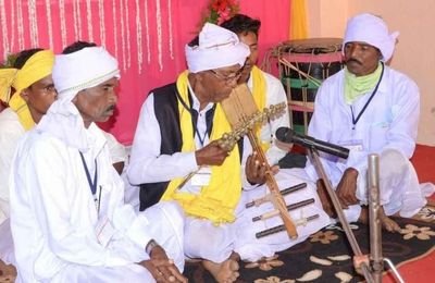 Koya Lokgeet folk singer performing