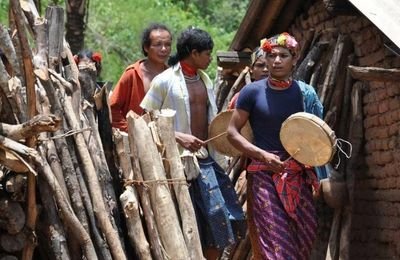 Kui Lokgeet folk singer performing