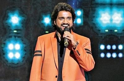 Maidani Marathi (Varhadi) Lokgeet folk singer performing