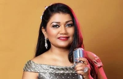 Marathi Lokgeet folk singer performing