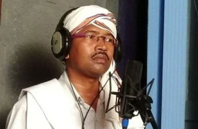 Mundari Lokgeet folk singer performing