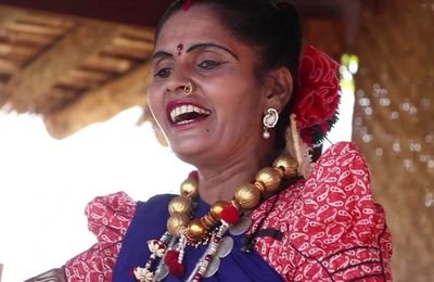 Nahari Lokgeet folk singer performing