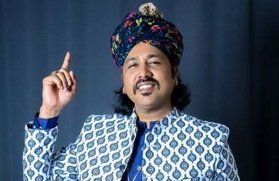 Pali Lokgeet folk singer performing