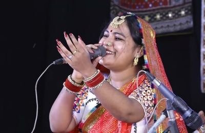 Pardhi Lokgeet folk singer performing