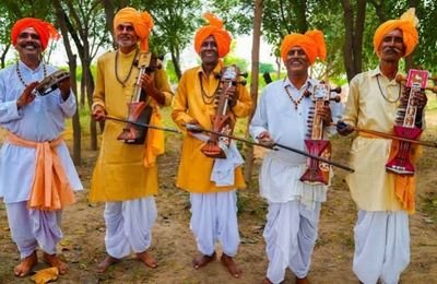 Parja Lokgeet folk singer performing