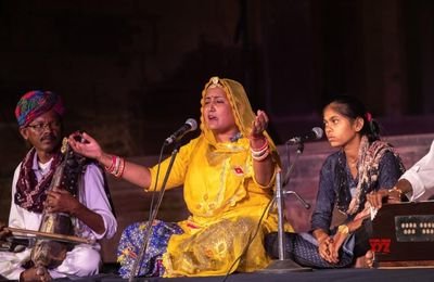 Rajasthani (Mewari) Lokgeet folk singer performing
