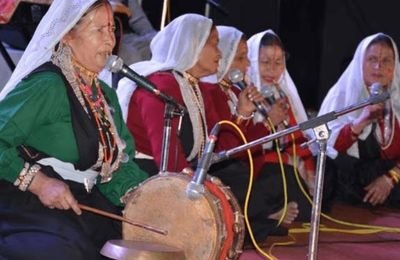 Rangkas Lokgeet folk singer performing