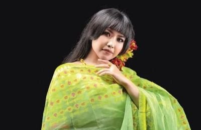 Zou Lokgeet folk singer performing